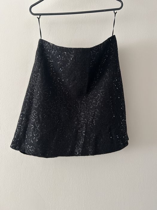 Oasis trapezowa mini spodnica czarna z cekinami błyszcząca