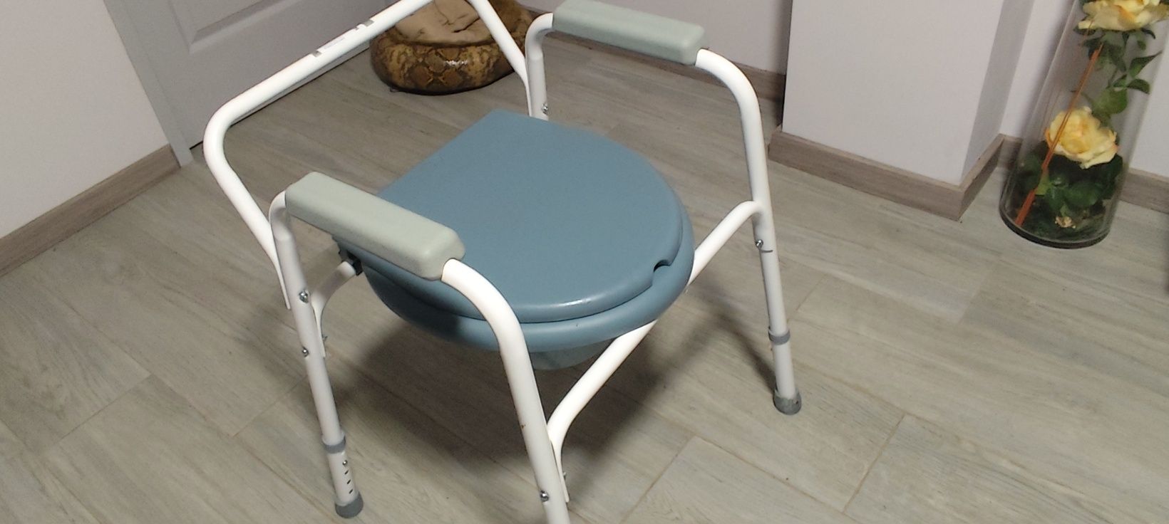 Cadeira sanitária dobrável nova