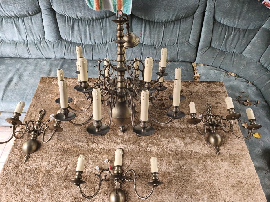 Mosiężny żyrandol z kinkietami