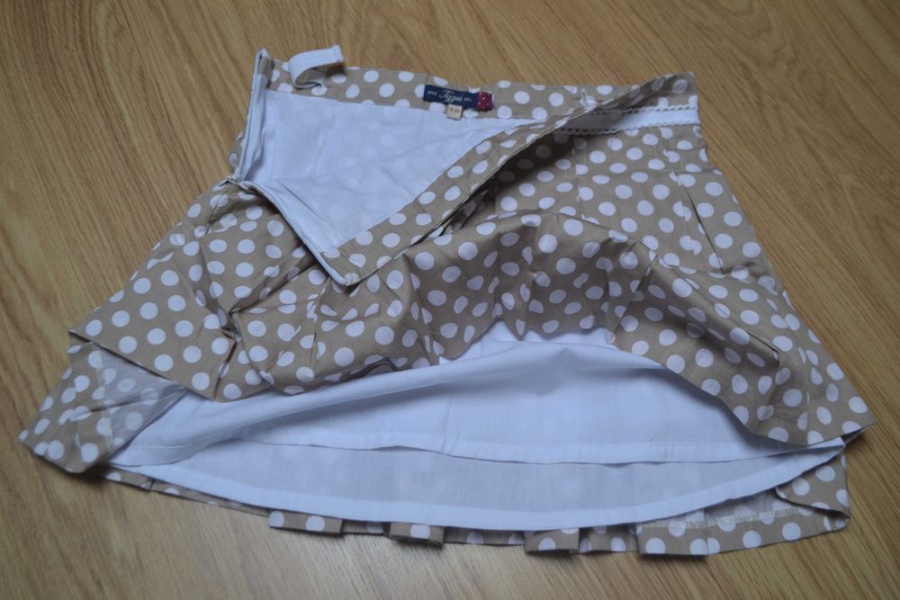 Excelente conjunto de saia e blusa, branco e creme, menina 9-10 anos