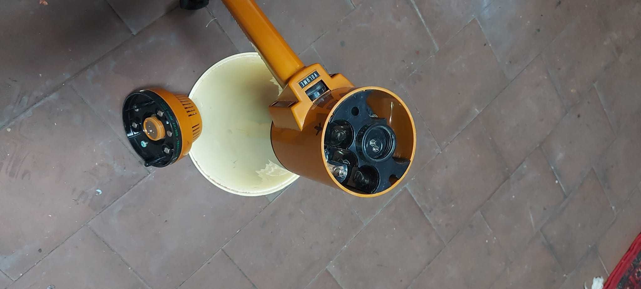 Megafone antigo...funciona com pilhas