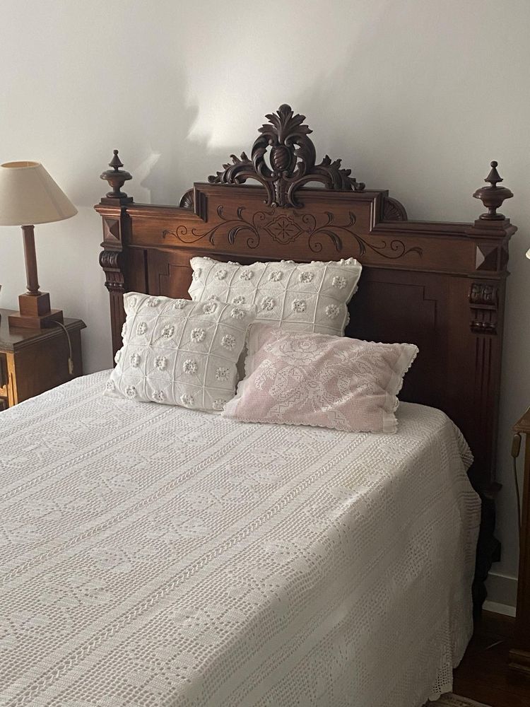 Cama antiga restaurada