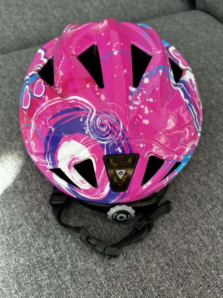 Różowy kask rowerowy