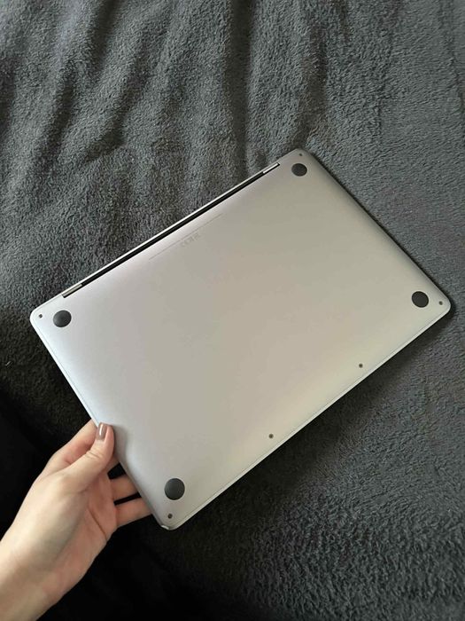 Macbook pro 2018 stan idealny i5 ssd