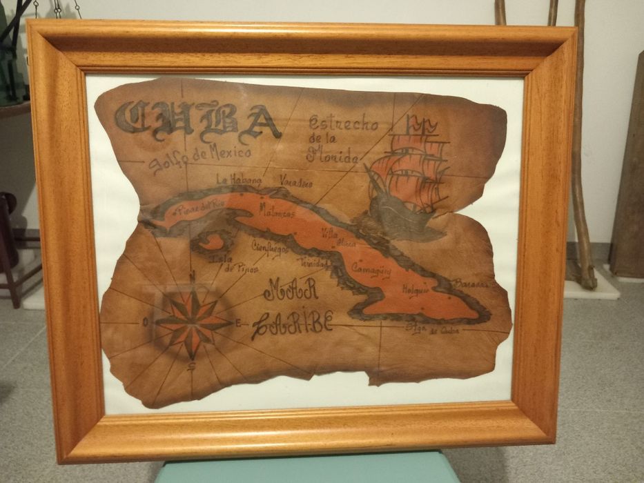 Quadro com mapa  de Cuba gravado em pele
