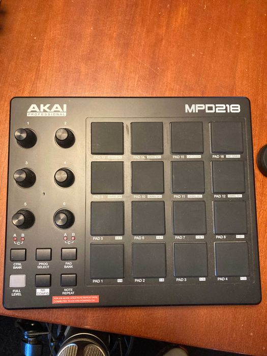 Akai MPD218. Quase sem uso.
