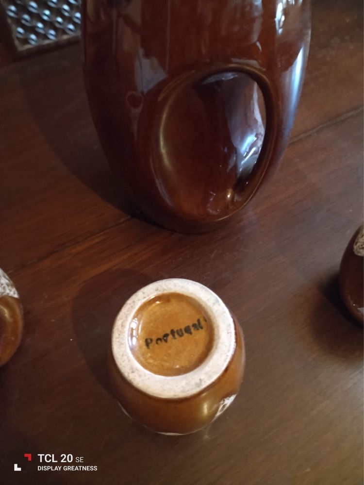 Garrafa com três copos, louça portuguesa