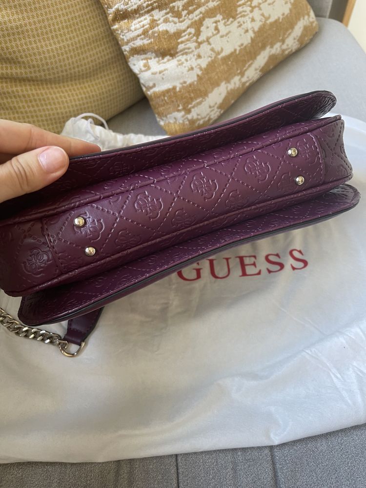Guess torebka na ramię logo burgundowa