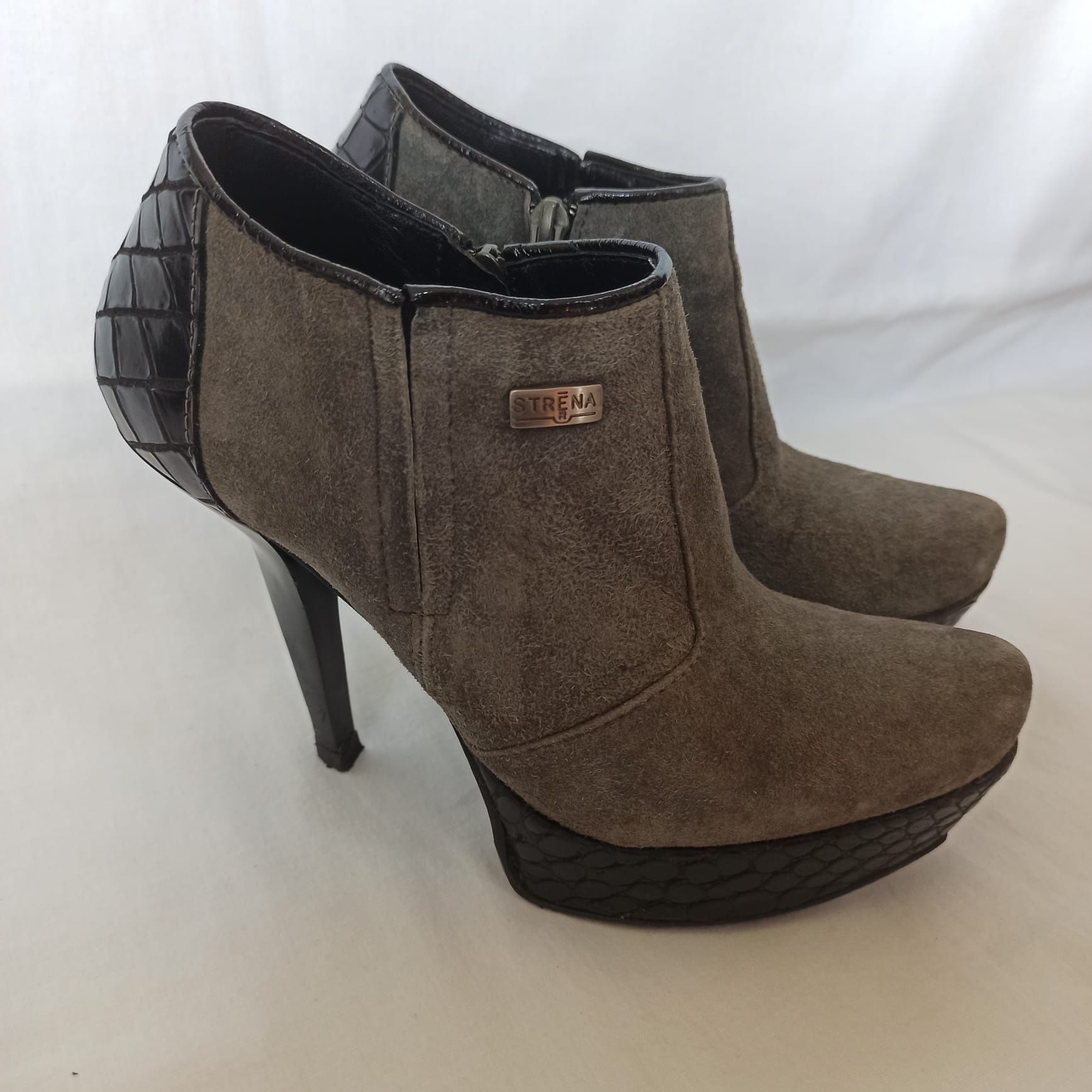 Botins de salto alto cinza da Strena
