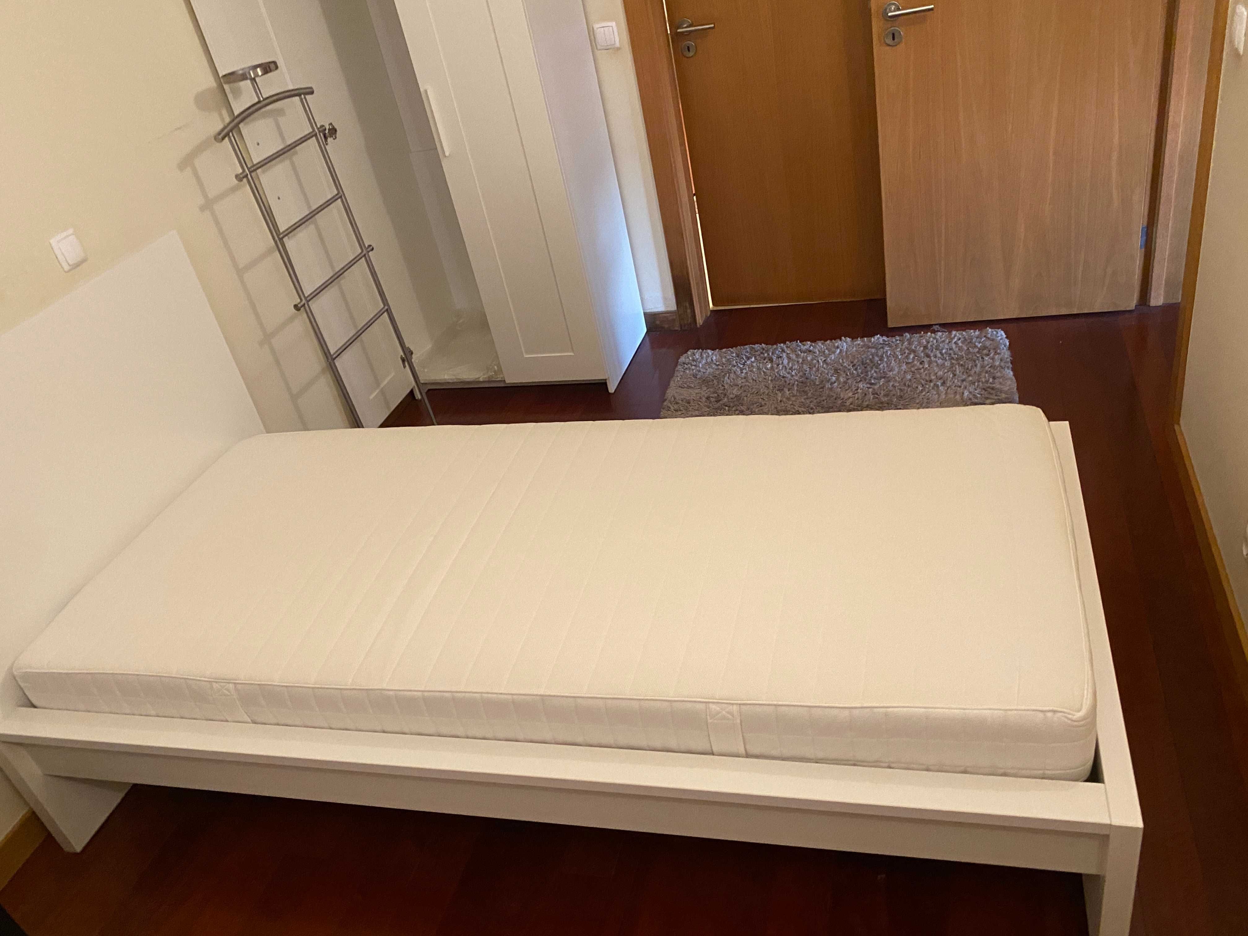 Cama de solteiro e colchão IKEA