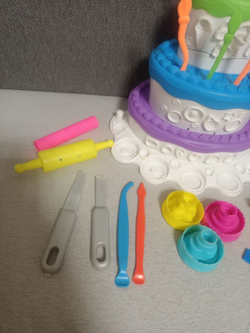 Play-Doh tort z akcesoriami.