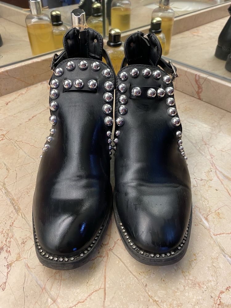 Botas com tachas 39