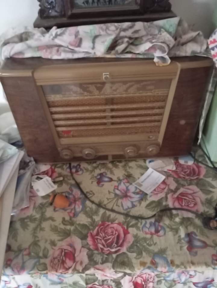 Vendo este rádio antigo muito bonito bom estado a trabalhar