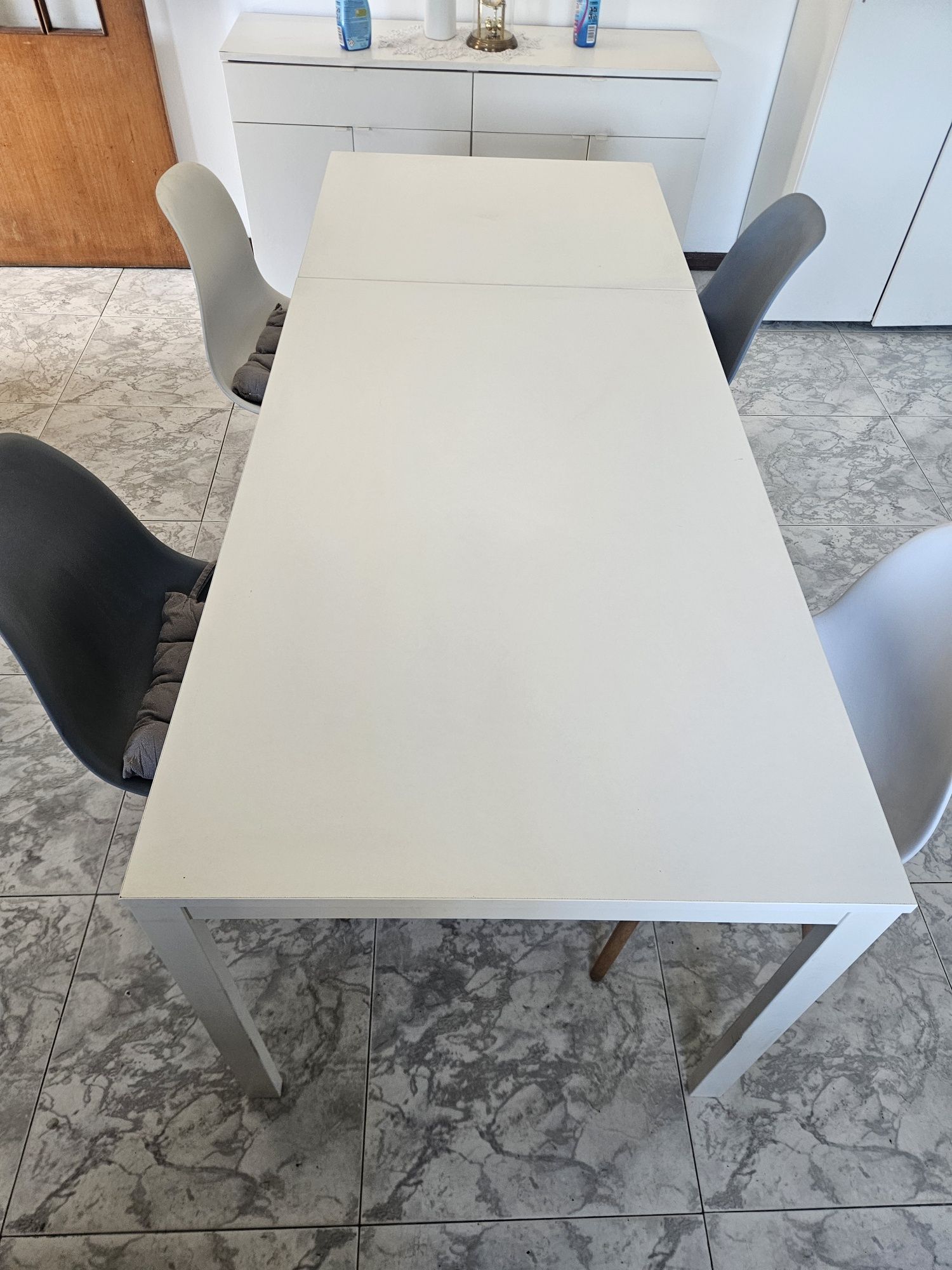 Mesa de cozinha extensível e cadeiras