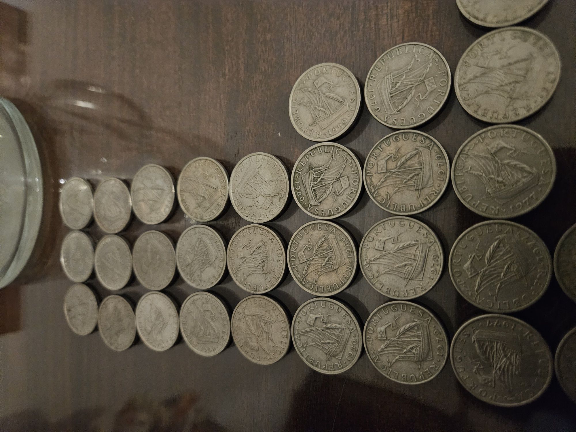 Moedas de 5 escudos dos anos entre 1963 e 1985