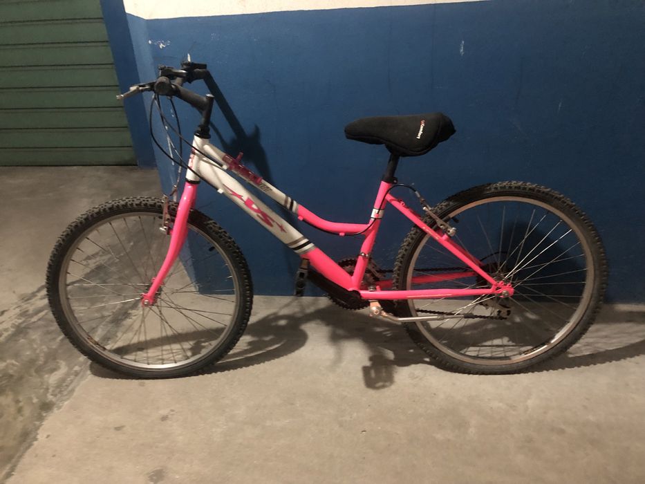 Bicicleta rosa  em bom estado