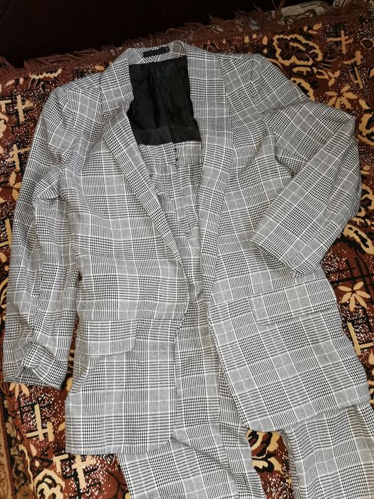 Продам костюм в клетку