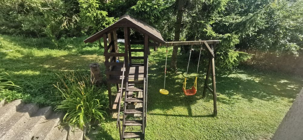 zjeżdżalnia oraz podwójna huśtawka domek z ław
