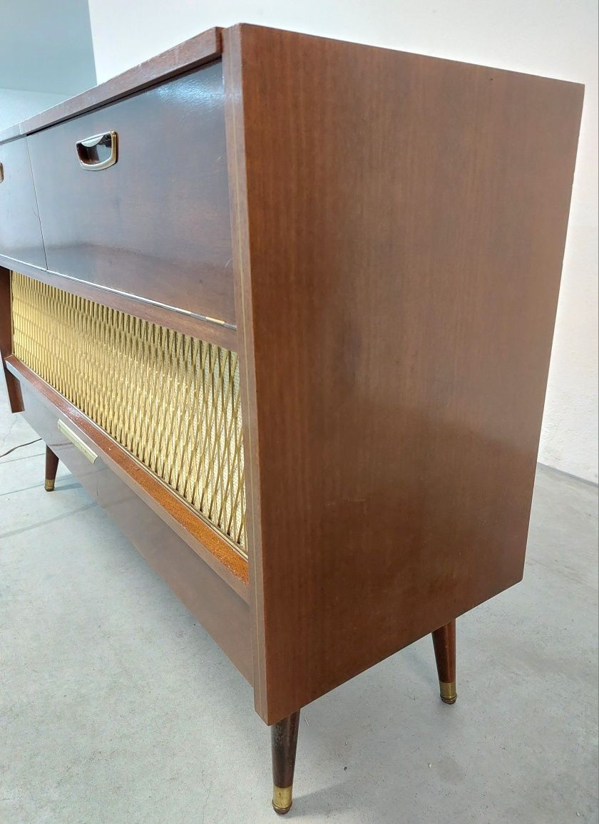 Móvel Braun com rádio e gira discos