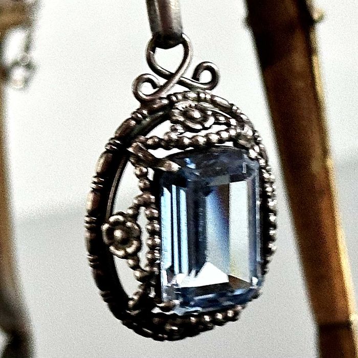 Srebrna przywieszka secesyjna z Akwamarynem, srebro próby 835