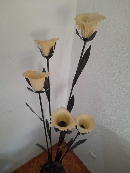 Cadeeiro de pé alto.