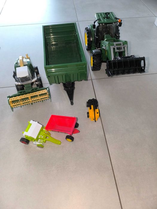 Zestaw bruder traktor John Deere z ładowaczem i przyczepą + kombajn