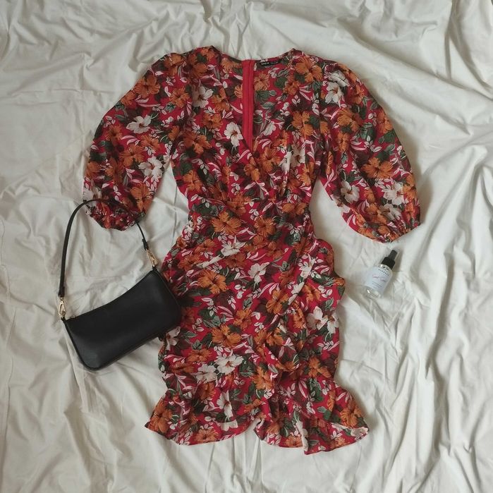 Чудова сукня на запах в квіти червоного кольору