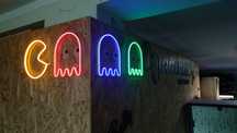 Pac man em neon de várias cores