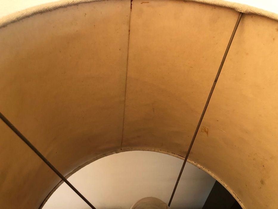 Candeeiro de mesa com base em pedra