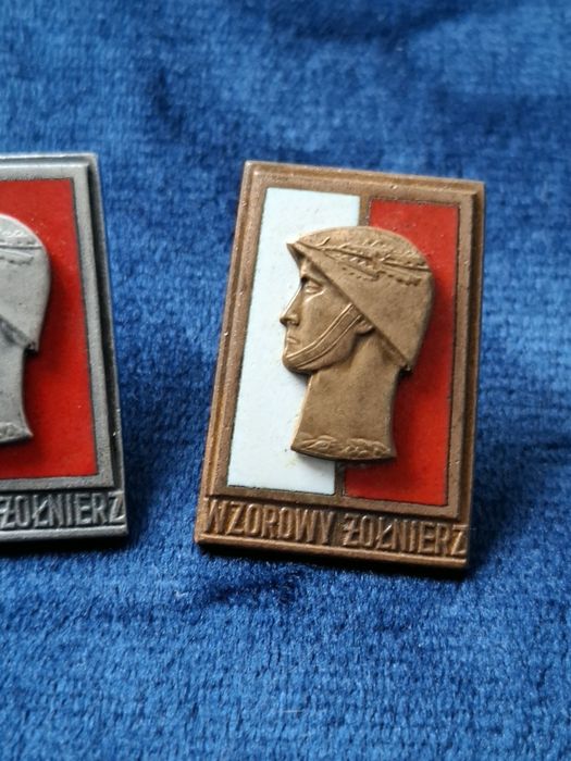 Odznaki Wzorowy Żołnierz wz. 1973 (złota, srebrna, brązowa).