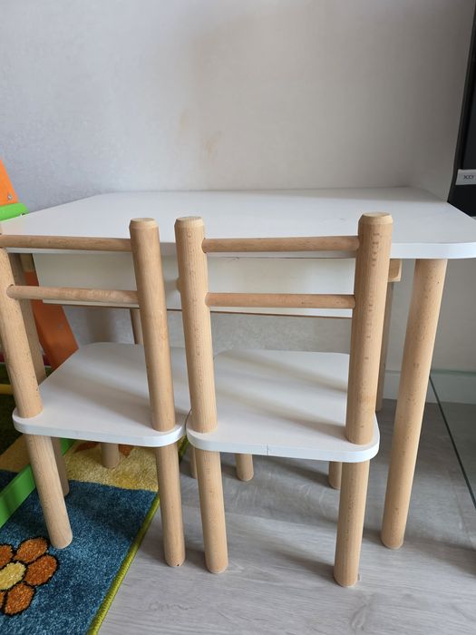Дитячій стіл та два стули