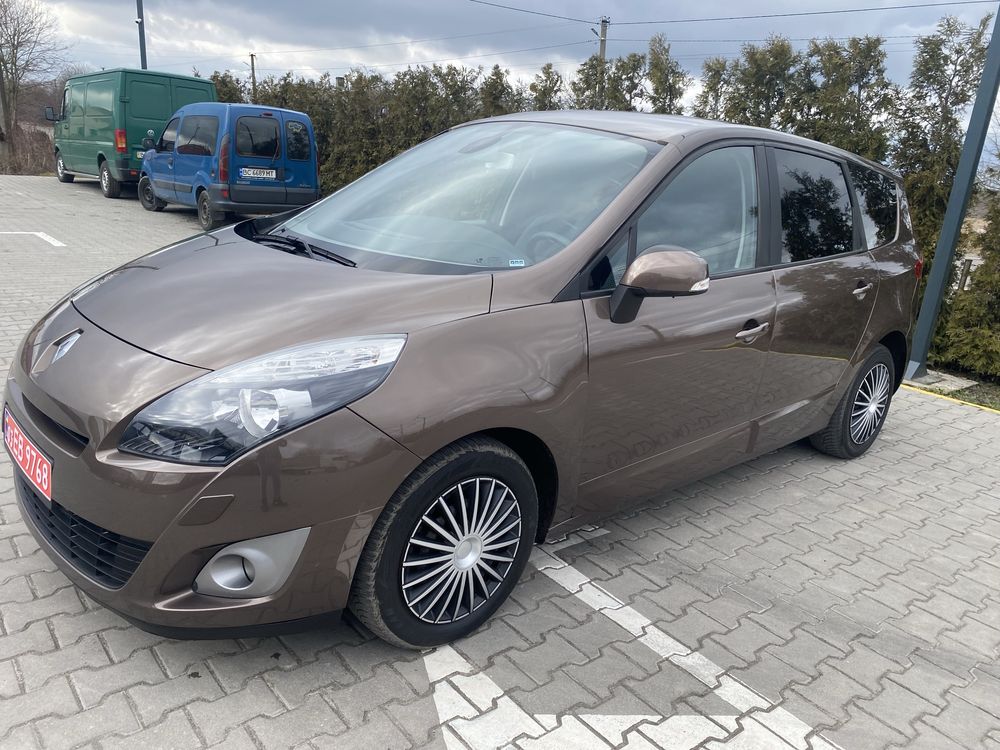 Продам Renault Grand Scenic 2011