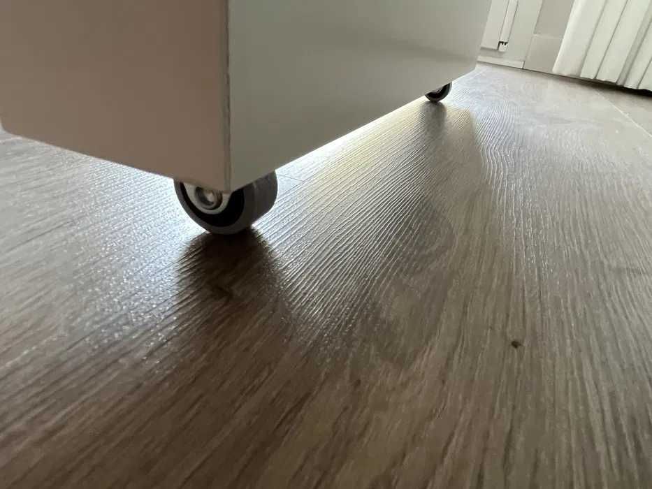 Secretária IKEA MALM – branca, com painel lateral (151x65 cm)