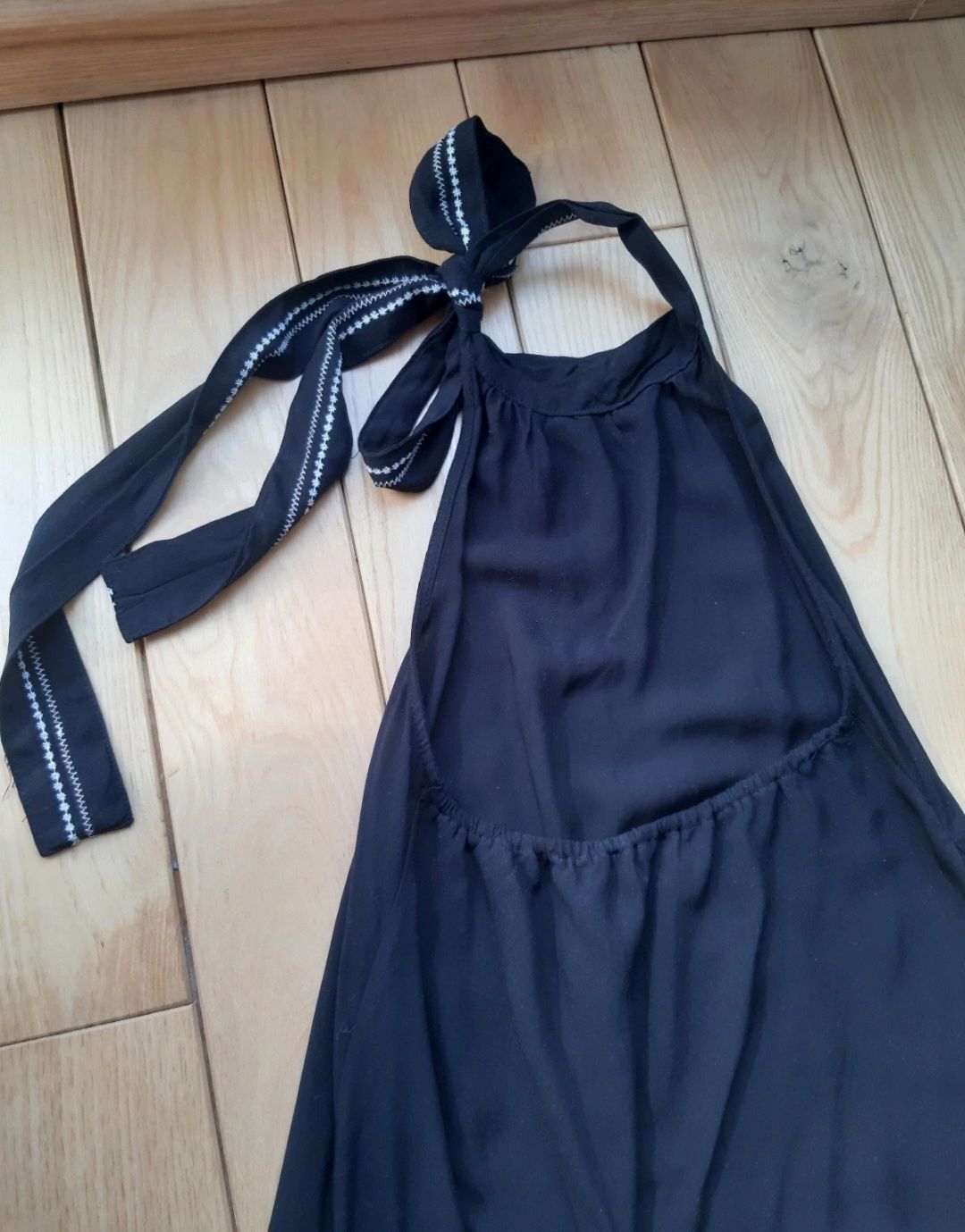 Sukienka z dekoltem halter XS Reserved