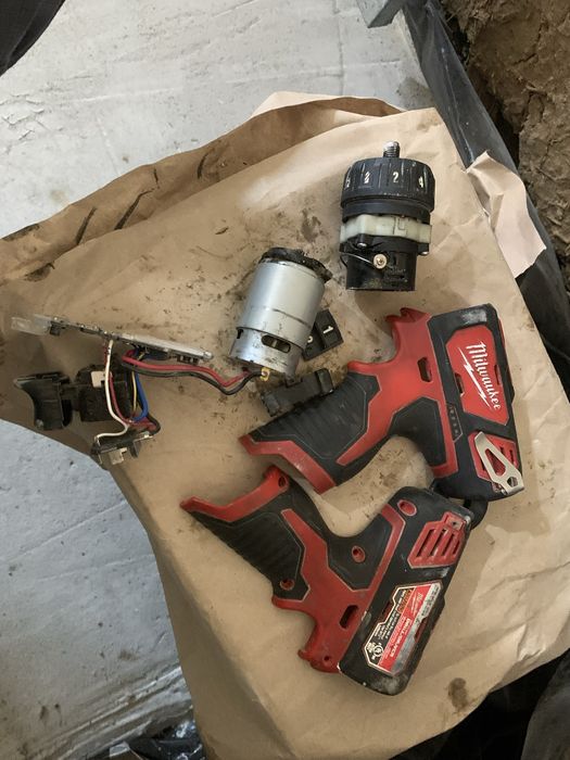 Шуруповерт Milwaukke на запчастини.