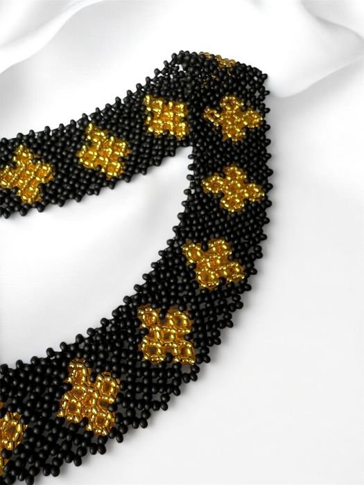 Ręcznie robiony koralikowy naszyjnik z czarno-złotym wzorem
