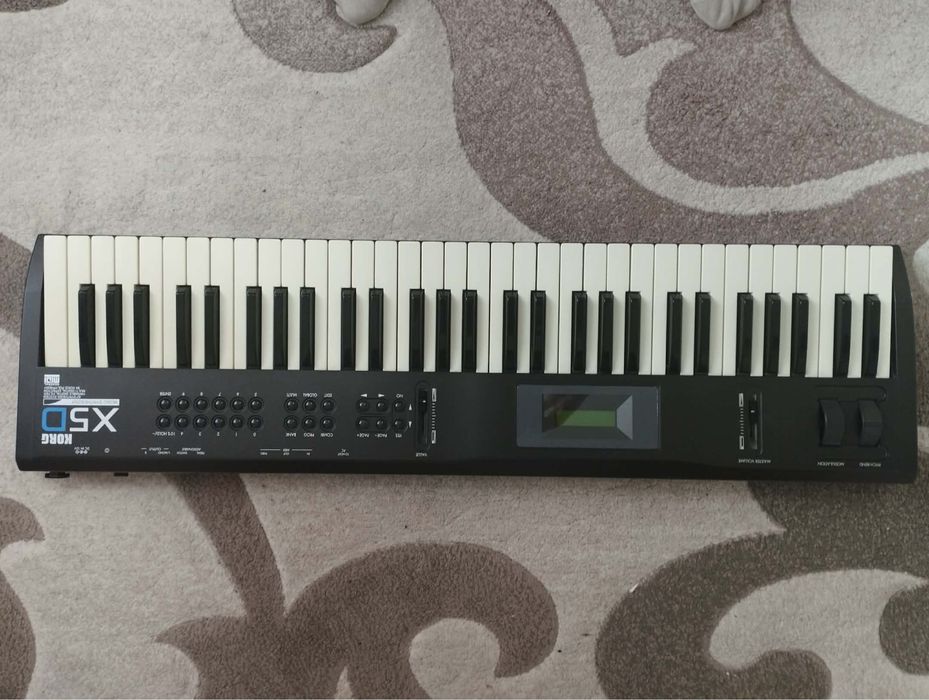 Продається синтезатор Korg x5d