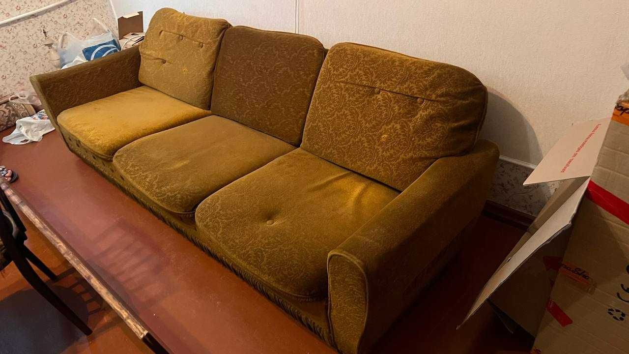 Віддам велюрвий диван. Самовивіз.