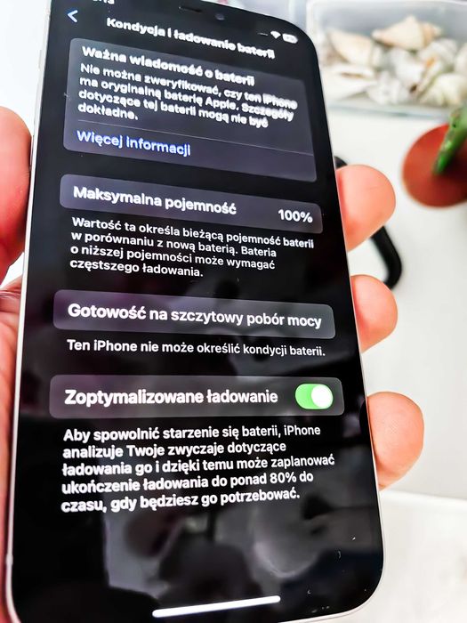 Iphone 12 w bardzo dobrym stanie, kabel i etui