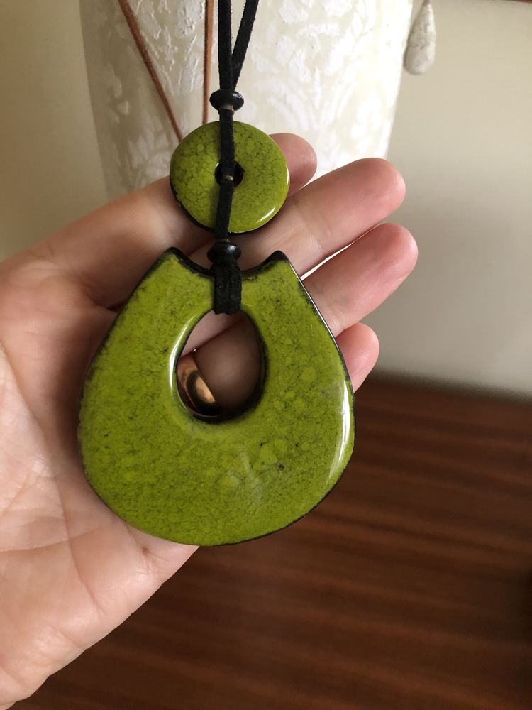 Colares em ceramica novos