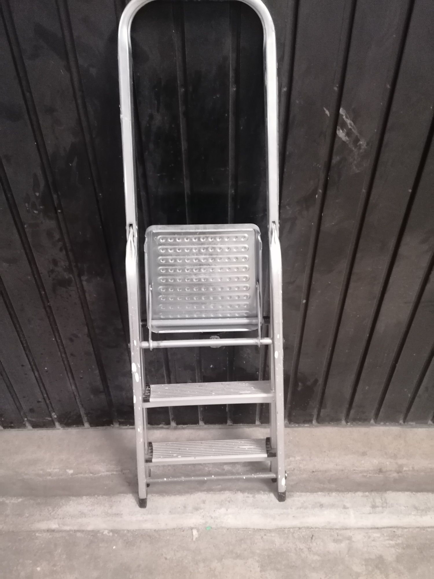 Escadote em alumínio 3 degraus oportunidade para desocupar