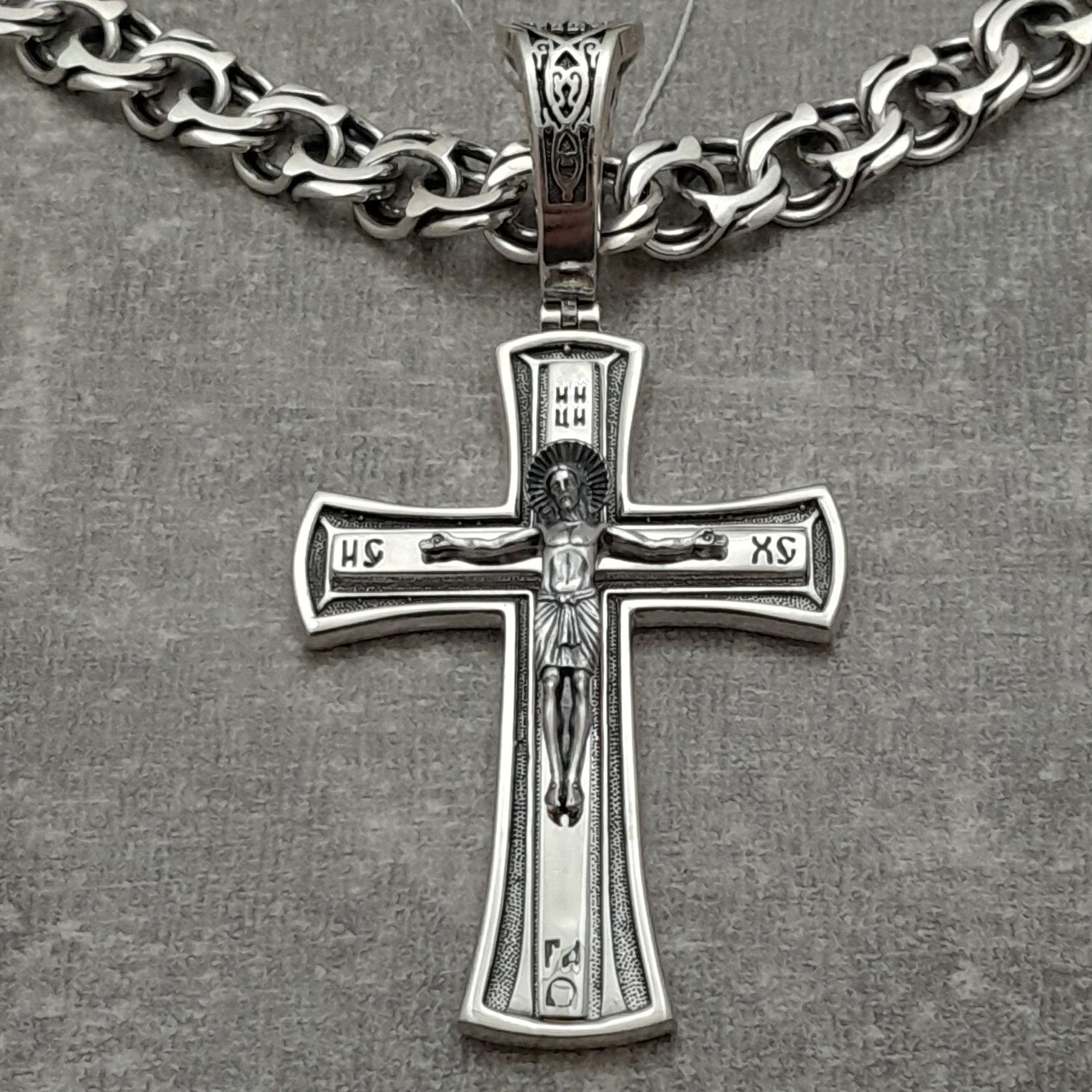 Серебряная цепочка и православный крест