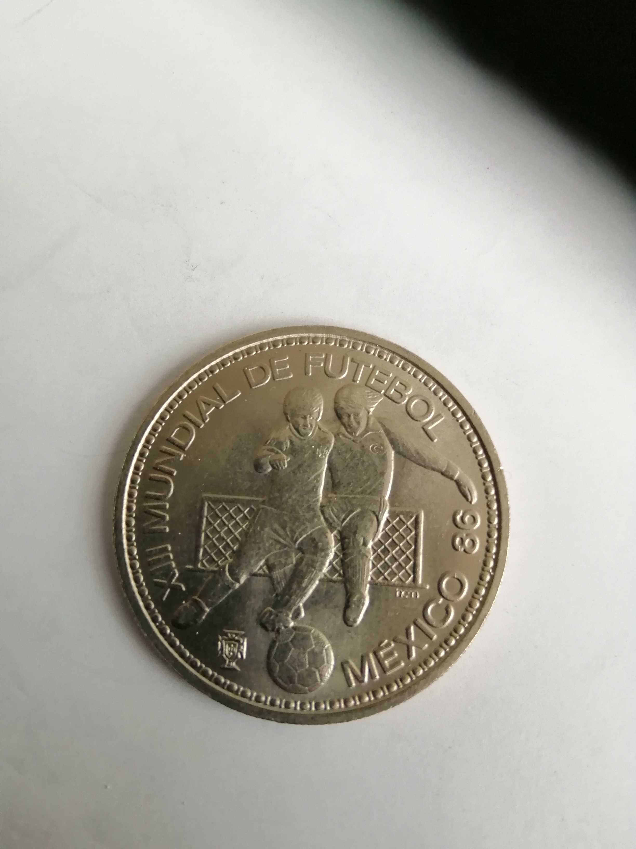 Moeda de Macau 1 pataca 1982,e 100 escudos. Mundial do México. 1986.
