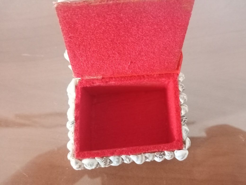 Mała szkatułka z muszelek vintage