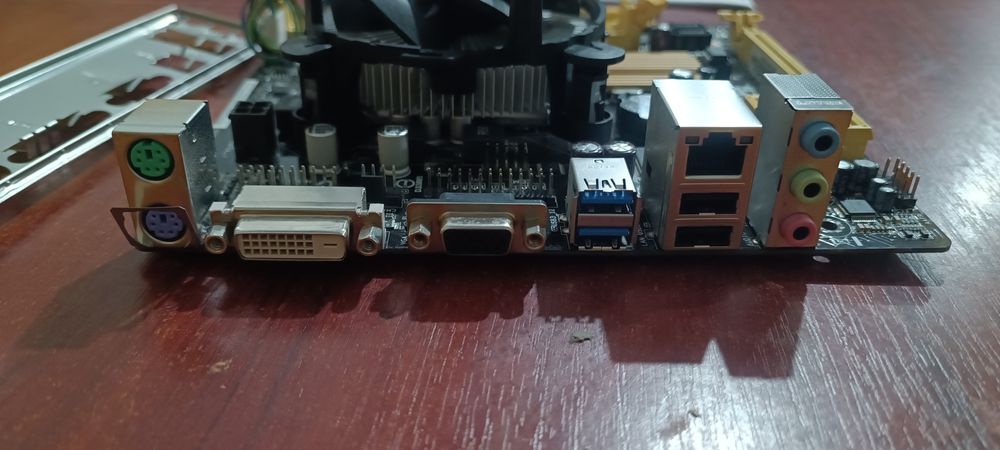 Продается рабочая материнская плата Asus H81M-R