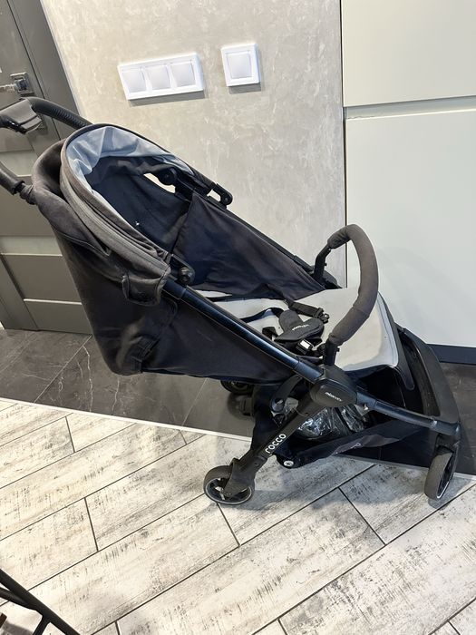 Дитяча прогулянкова коляска