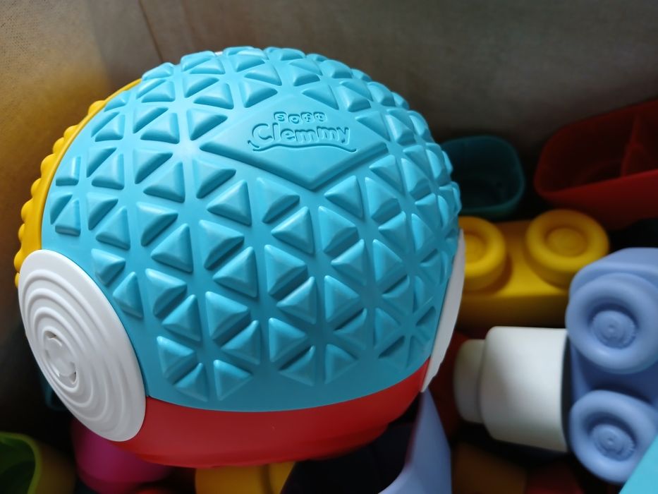 Kula sensoryczna i duży zestaw gumowych klocków Clementoni