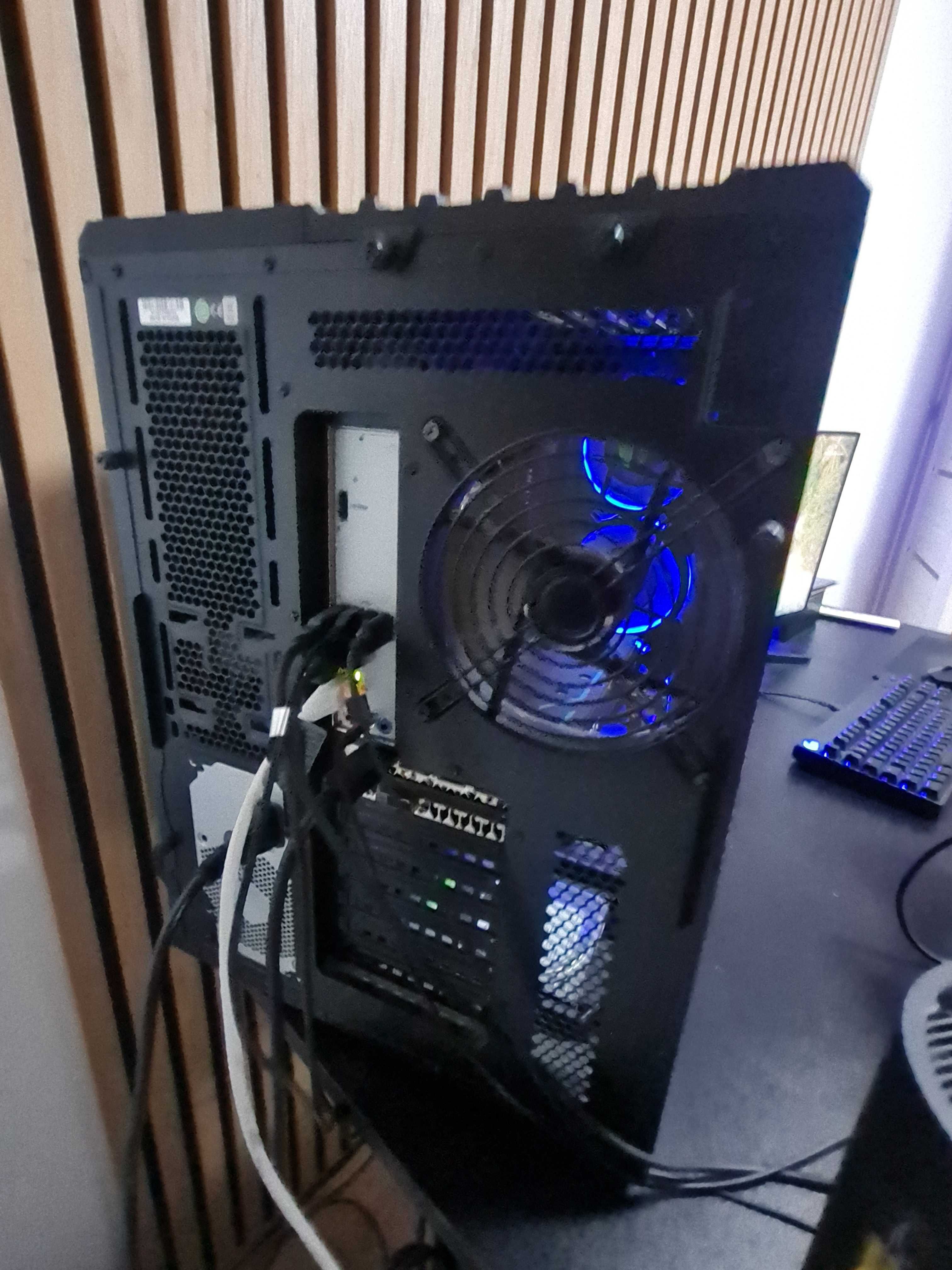 komputer z monitorem
