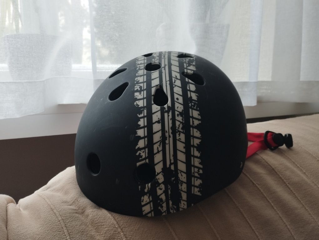 Kask rowerowy,rolki,deskorolka, hulajnoga rozmiar M Decathlon