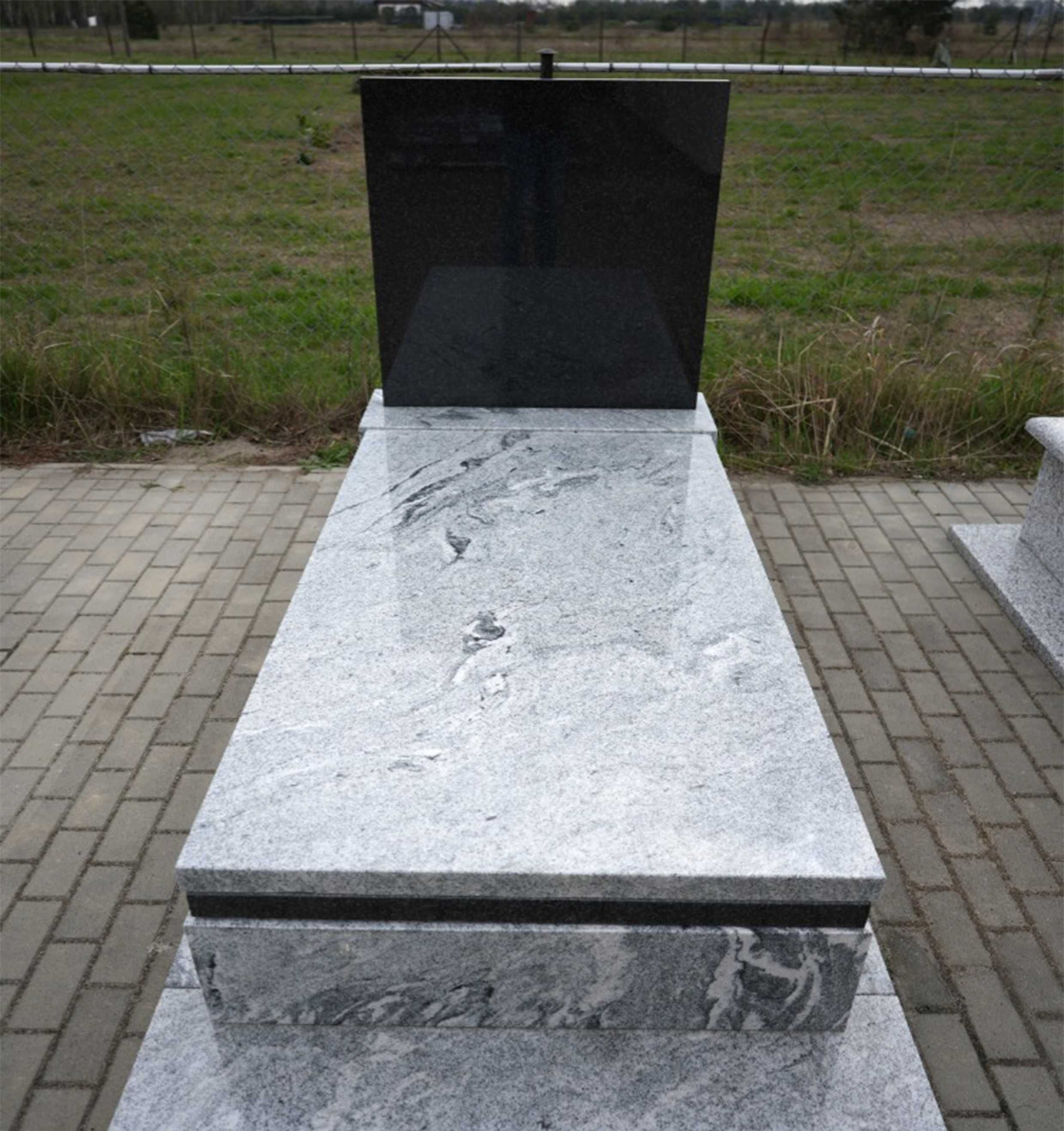Nagrobki granitowe – sprzedaż, montaż, dodatki
